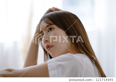 長黑髮的年輕女子 121714445