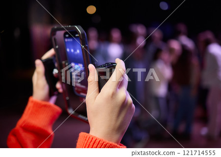 Using a Handheld Light Source and Smartphone Effectively in a Dimly Lit Environment Using a Handheld Light Source and Smartphone Effectively in a Dimly Lit Environment 121714555