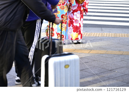 Tokyo cityscape in Japan since the 5th year of the coronavirus pandemic... On New Year's Eve, in front of Asakusa Station and Azumabashi intersection, tourists with suitcases were seen one after another... 121716129