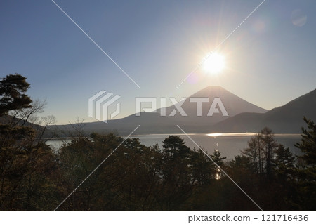從本棲湖看到的富士山和日出 從本棲湖看到的富士山和日出 121716436