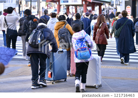 自從5年前日本東京街景發表以來…跨年夜，提著行李箱的外國遊客源源不斷地來到吾妻橋路口前… 121716463