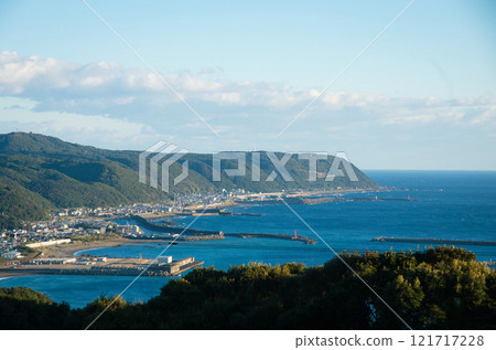 <高知縣室戶市>從西側山上看到的室戶岬 121717228