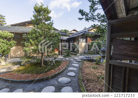 Isuien Garden (Nara City) Shikimatsuba 121717233