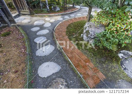 Isuien Garden (Nara City) Shikimatsuba 121717234