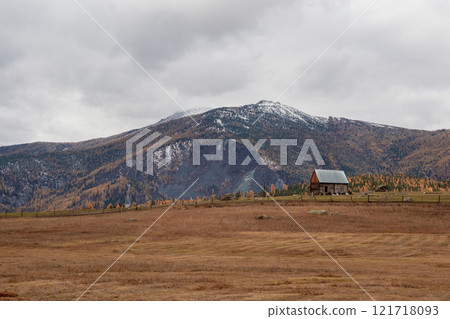 A lost house in the distant mountains. A lost house in the distant mountains. 121718093
