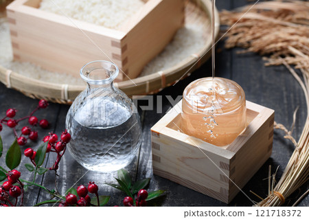 Image of Japanese sake (cold sake, sake in a wooden box) High-class Image of Japanese sake (cold sake, sake in a wooden box) High-class 121718372
