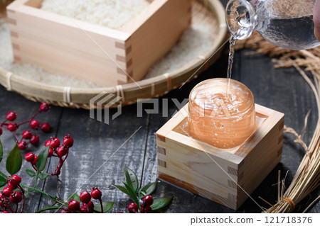 Image of Japanese sake (cold sake, sake in a wooden box) High-class 121718376