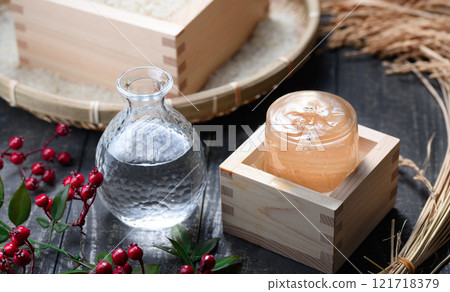 Image of Japanese sake (cold sake, sake in a wooden box) High-class Image of Japanese sake (cold sake, sake in a wooden box) High-class 121718379