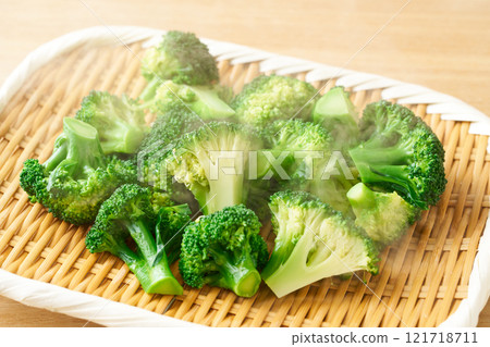 Fresh boiled broccoli 121718711