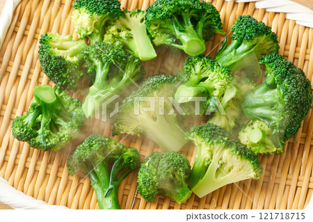 Fresh boiled broccoli 121718715