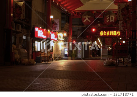 夜晚空無一人的大須商業街 夜晚空無一人的大須商業街 121718771