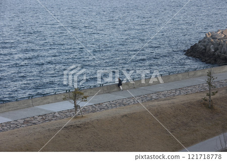 海邊風景,冬天,一個人陷入沉思 海邊風景,冬天,一個人陷入沉思 121718778