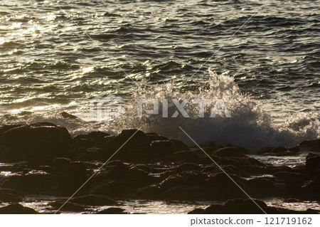 波浪照耀著夕陽 121719162