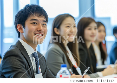 年輕員工接受培訓 年輕員工接受培訓 121721452