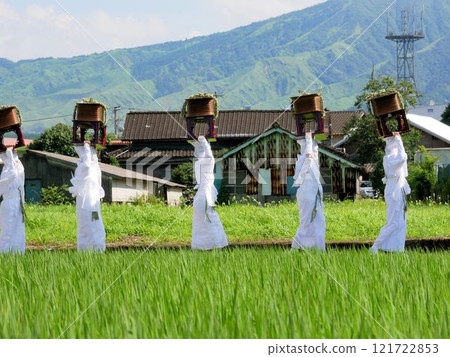 Aso Shrine's Onada Festival: The roar of women in white robes marching through the rice fields (Aso City, Kumamoto Prefecture) Aso Shrine's Onada Festival: The roar of women in white robes marching through the rice fields (Aso City, Kumamoto Prefecture) 121722853