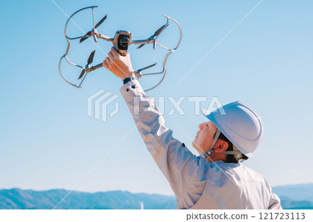 操作無人機的工人 121723113