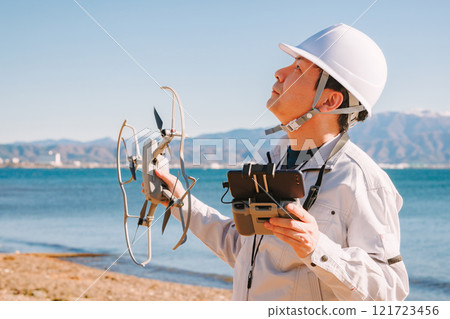 操作無人機的工人 121723456