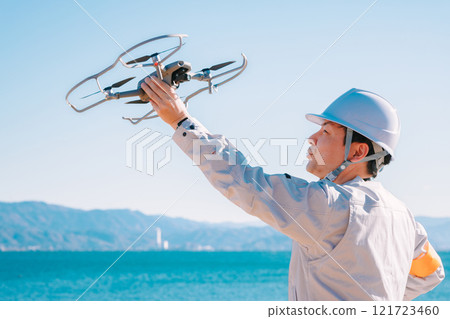 操作無人機的工人 操作無人機的工人 121723460