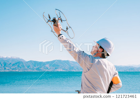 操作無人機的工人 121723461