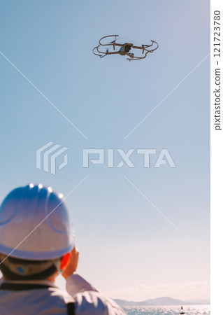 工作人員使用無人機進行勘察 121723780