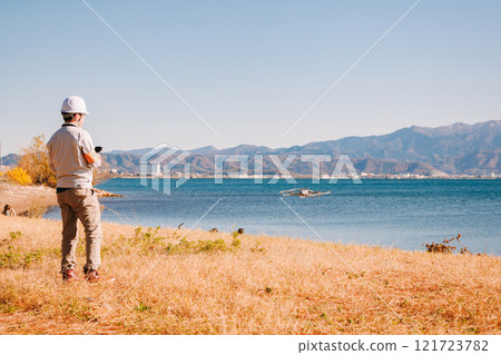 操作無人機的工人 121723782