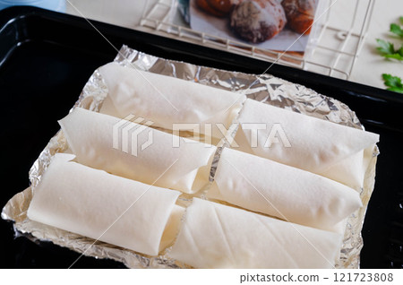 製作蟹膏春捲 121723808