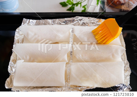 Apply oil to the spring roll wrappers 121723810
