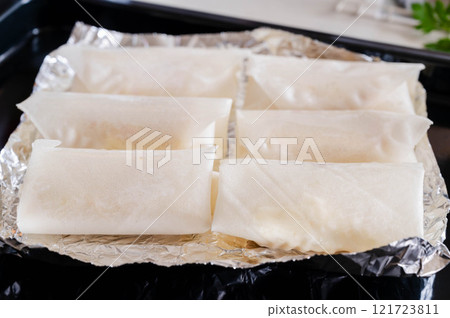 蟹黃春捲在烘烤前塗上油 121723811