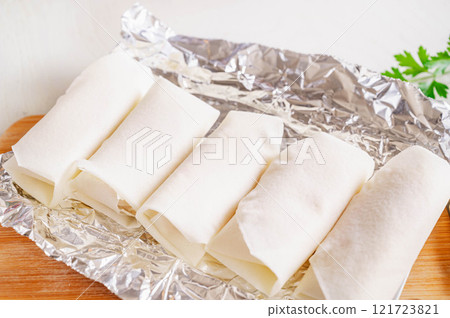 Crab cream spring rolls 121723821