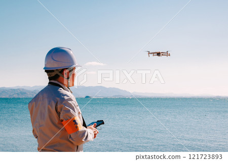 工作人員使用無人機進行勘察 工作人員使用無人機進行勘察 121723893