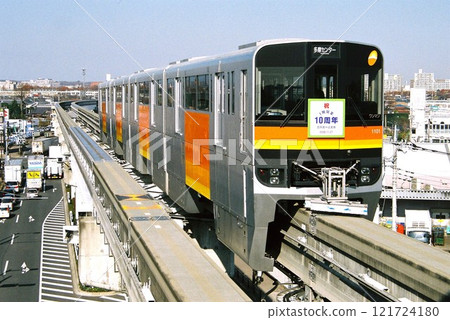 Tama Toshi Monorail 1000 series running towards Tama Center 121724180