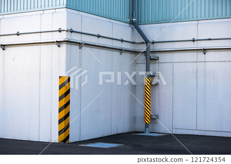 Rain gutter cover for the exterior wall of a logistics warehouse 121724354
