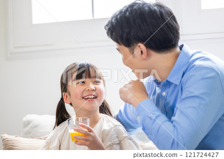 父親和女兒交談 121724427