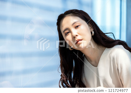 Female in her 30s portrait Female in her 30s portrait 121724977