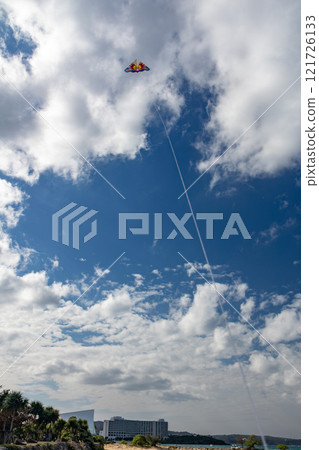 Okinawa's beautiful blue sky, blue sea, and winter kite flying on the beach (Western kites) 121726133