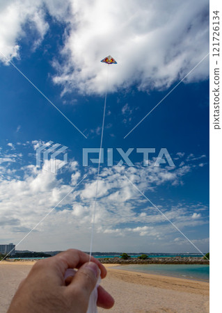 Okinawa's beautiful blue sky, blue sea, and winter kite flying on the beach (Western kites) 121726134