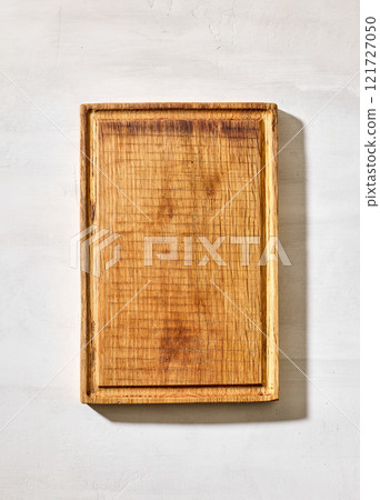 empty wooden cutting board 121727050