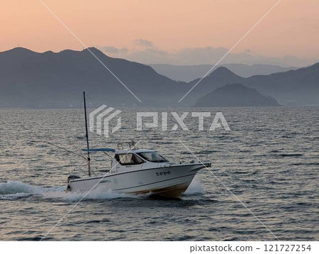 行駛在瀨戶內海的小船 行駛在瀨戶內海的小船 121727254