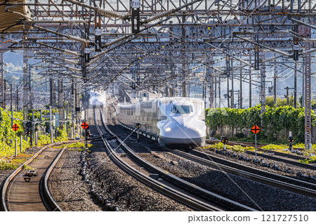 新幹線列車在米原站交會 121727510