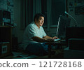 中年男子在黑暗的房間操作電腦 121728168