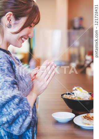年輕女子和 itadakimasu 一起吃拉麵 121728431