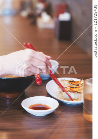 一個年輕女子吃餃子 一個年輕女子吃餃子 121728439