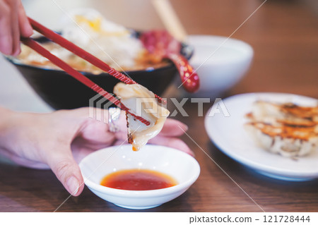 一個年輕女子吃餃子 121728444