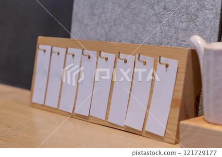 放置在餐廳櫃檯的菜單卡 121729177