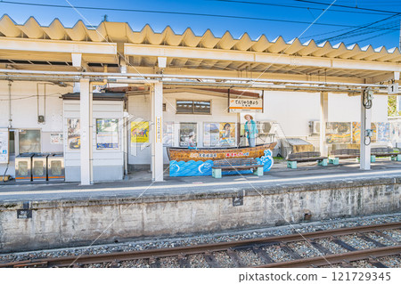 A view of the platform and tracks at Tenryukyo Station on the JR Iida Line in Iida City (Nagano Prefecture) A view of the platform and tracks at Tenryukyo Station on the JR Iida Line in Iida City (Nagano Prefecture) 121729345