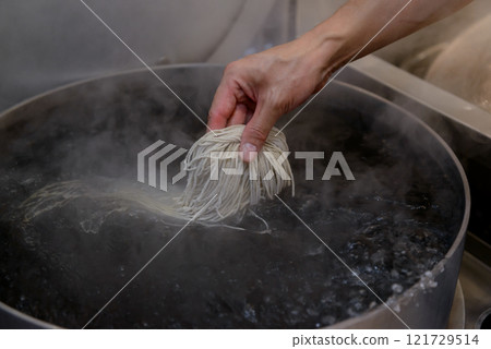 蕎麥麵由蕎麥廚師手煮生蕎麥麵 蕎麥麵由蕎麥廚師手煮生蕎麥麵 121729514