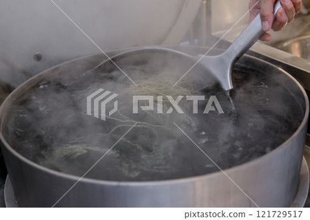 A chef boiling noodles, soba, ramen 121729517