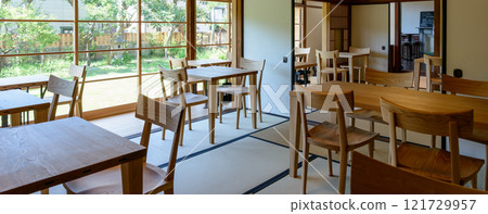 老房子餐廳/咖啡館的餐桌座位，裝潢風格，餐廳的內部景觀 121729957