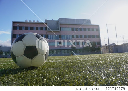 足球和地面 121730379