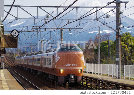 開往出雲方向的來線特快列車273系八雲7號在山陰本線運行，背景是白雪皚皚的大山，在元旦期間運送遊客。 121730431